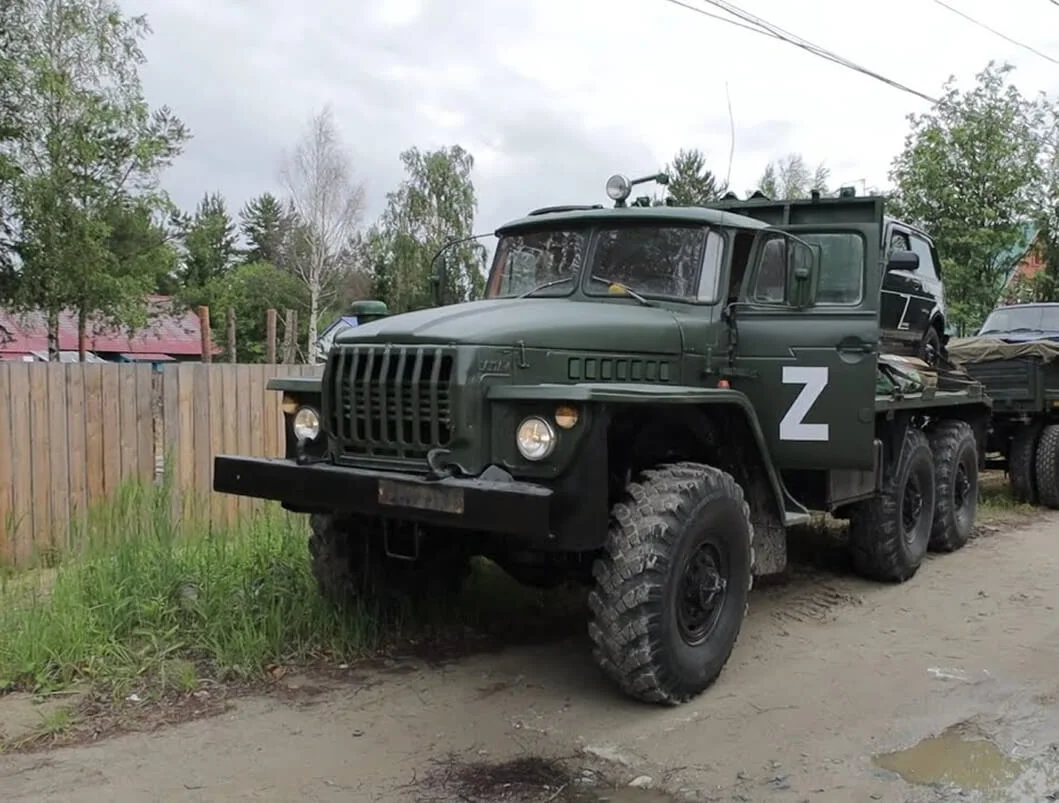 Военный грузовой автомобиль «Урал» с эвакуированной техникой