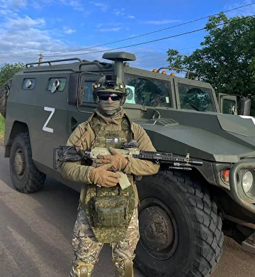 Военнослужащий у бронированной машины